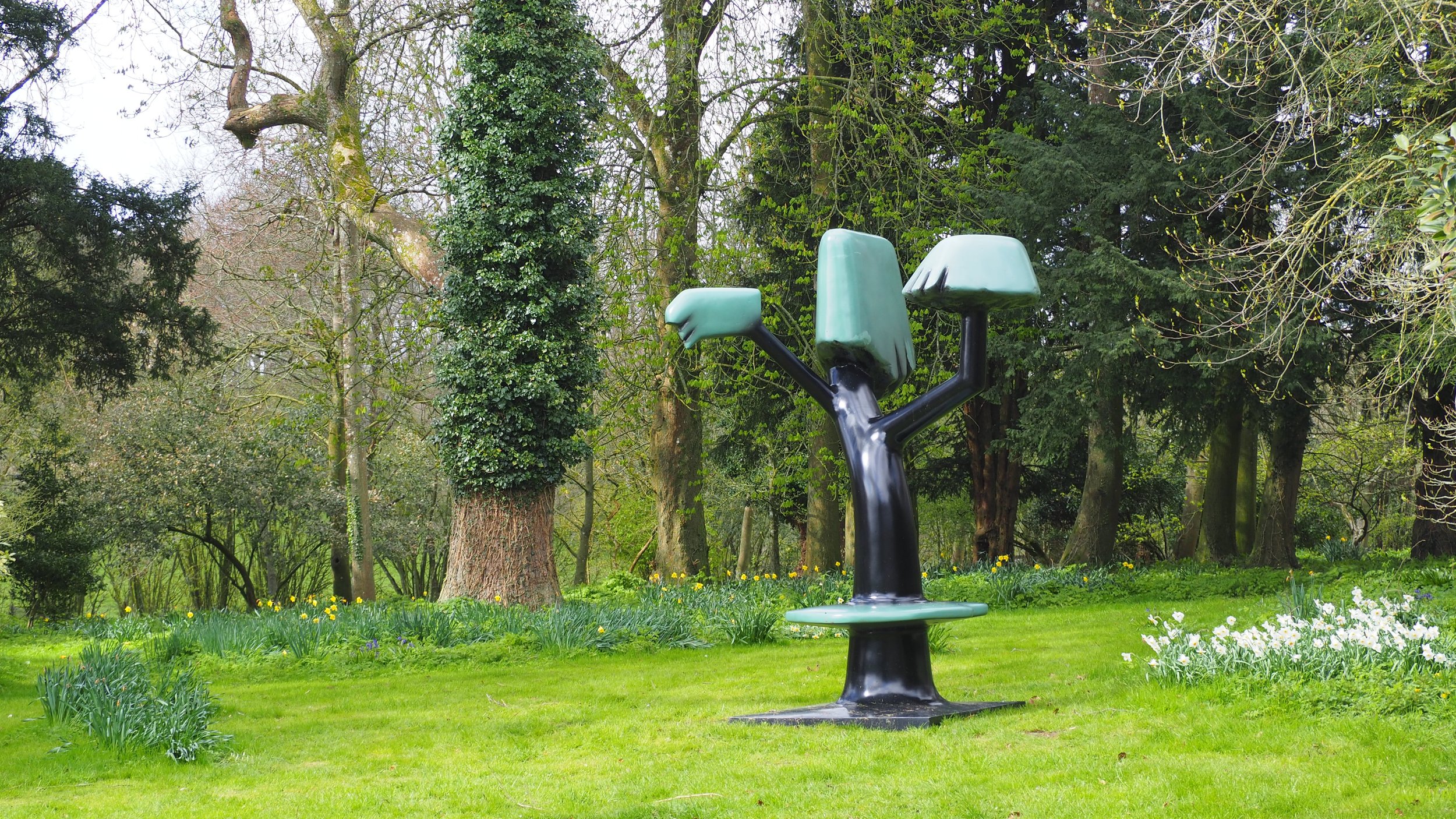 Kenneth Armitage, Richmond Oak, 1985 (cast 1990), in the grounds at Roche Court
